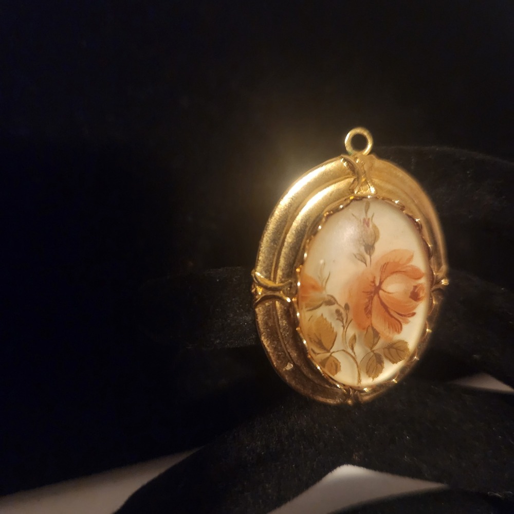 Vintage‎ Gold Tone Oval Rose Floral Pendant Peach Flower Cabochon Cottagecore